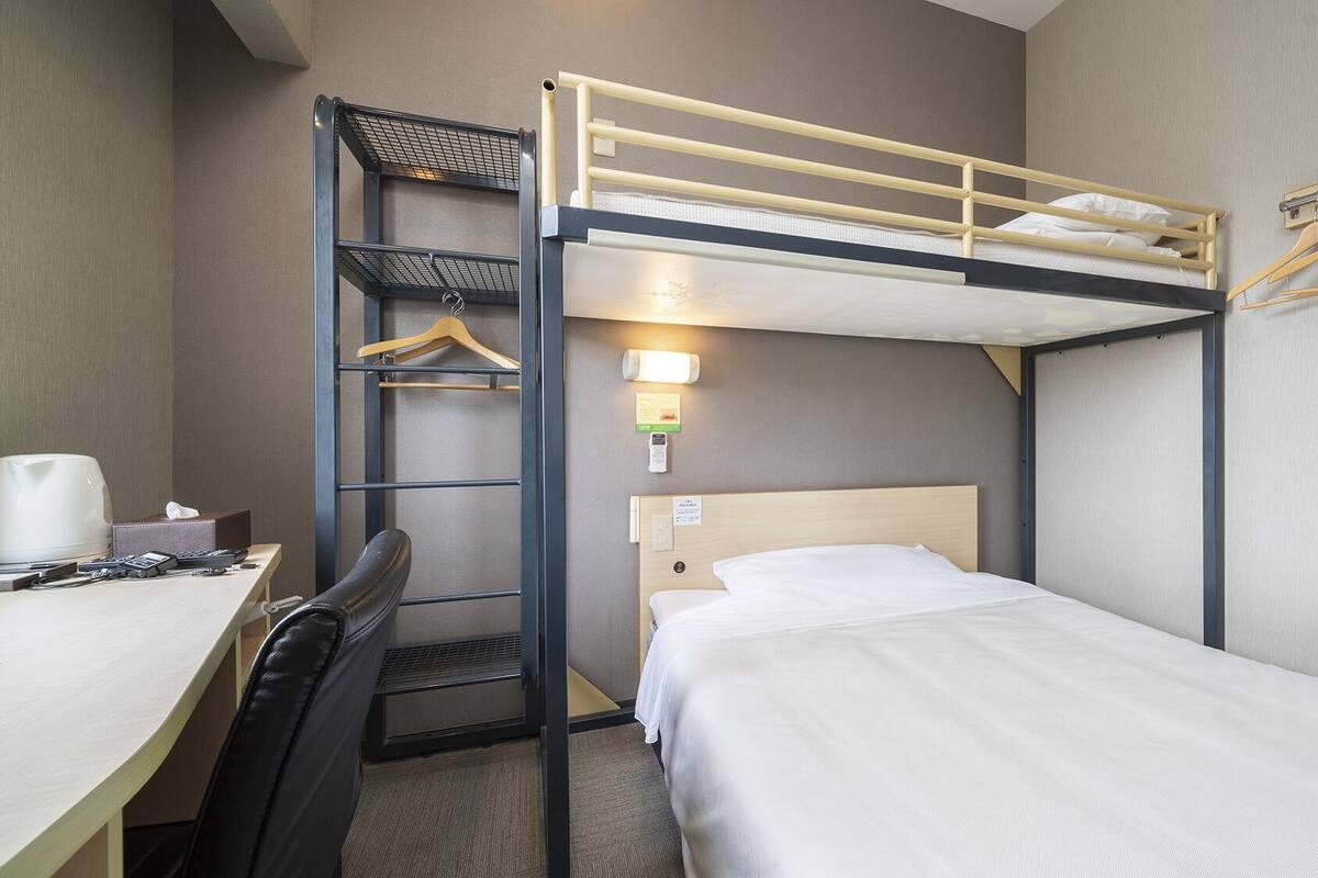 Schreibtisch, Verdunkelungsvorhänge, schallisolierte Zimmer
