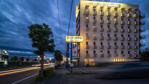 A multi-story hotel with a sign indicating a spa and restaurant. - Super Hotel Fuji Inter (Fuji)