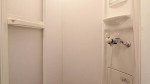 Un baño con inodoro, lavabo y ducha.
