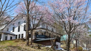 Un edificio de estilo japonés tradicional con un letrero que dice 'Atami Hakuba'.