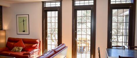 Télévision à écran plat, lecteur de DVD