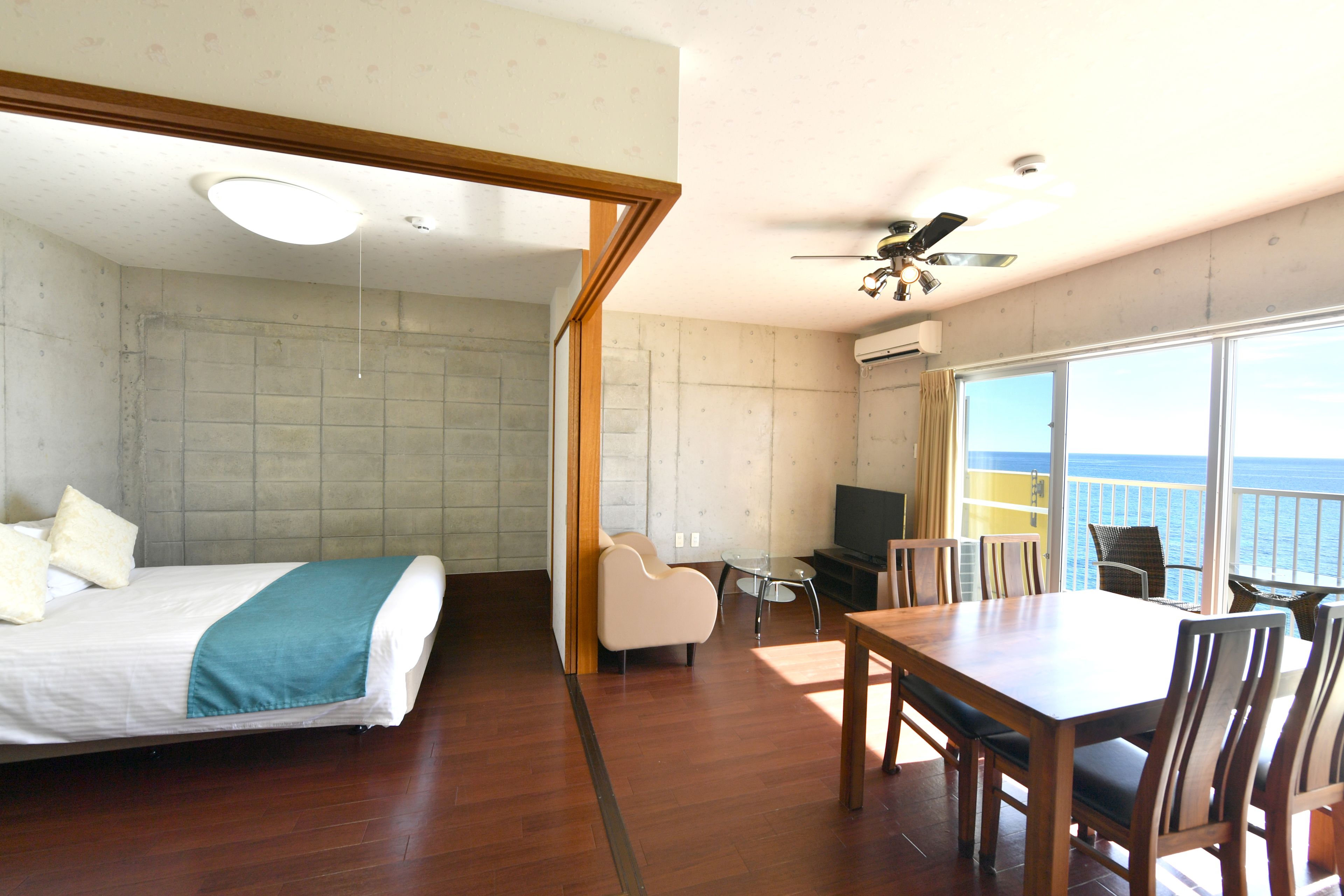 42 インチのテレビ (衛星放送視聴可)