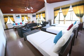 Premium bedding, in-room safe, individually furnished, desk - Oruthota Chalets (Maberiyatenna)