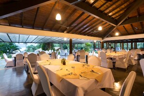 S'hi serveixen esmorzars, dinars i plats de cuina local i internacional