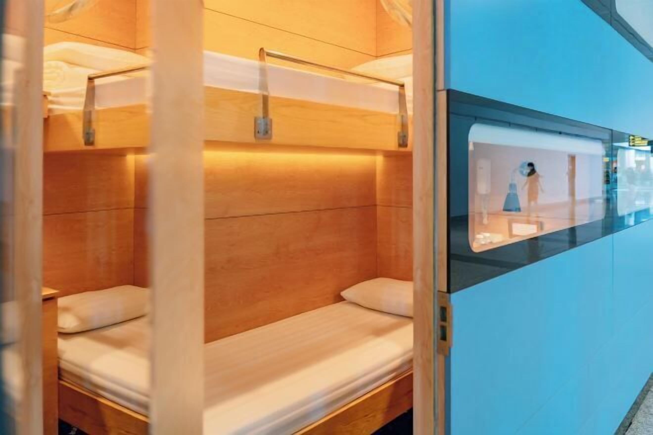 Hypo-allergenic bedding, free minibar, desk, laptop workspace