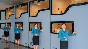 Un hall d’hôtel comprenant plusieurs salles, chacune étant identifiée par un numéro.