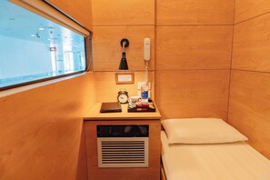 Een bureau, gratis wifi, beddengoed