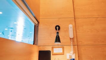 Hypo-allergenic bedding, free minibar, desk, laptop workspace