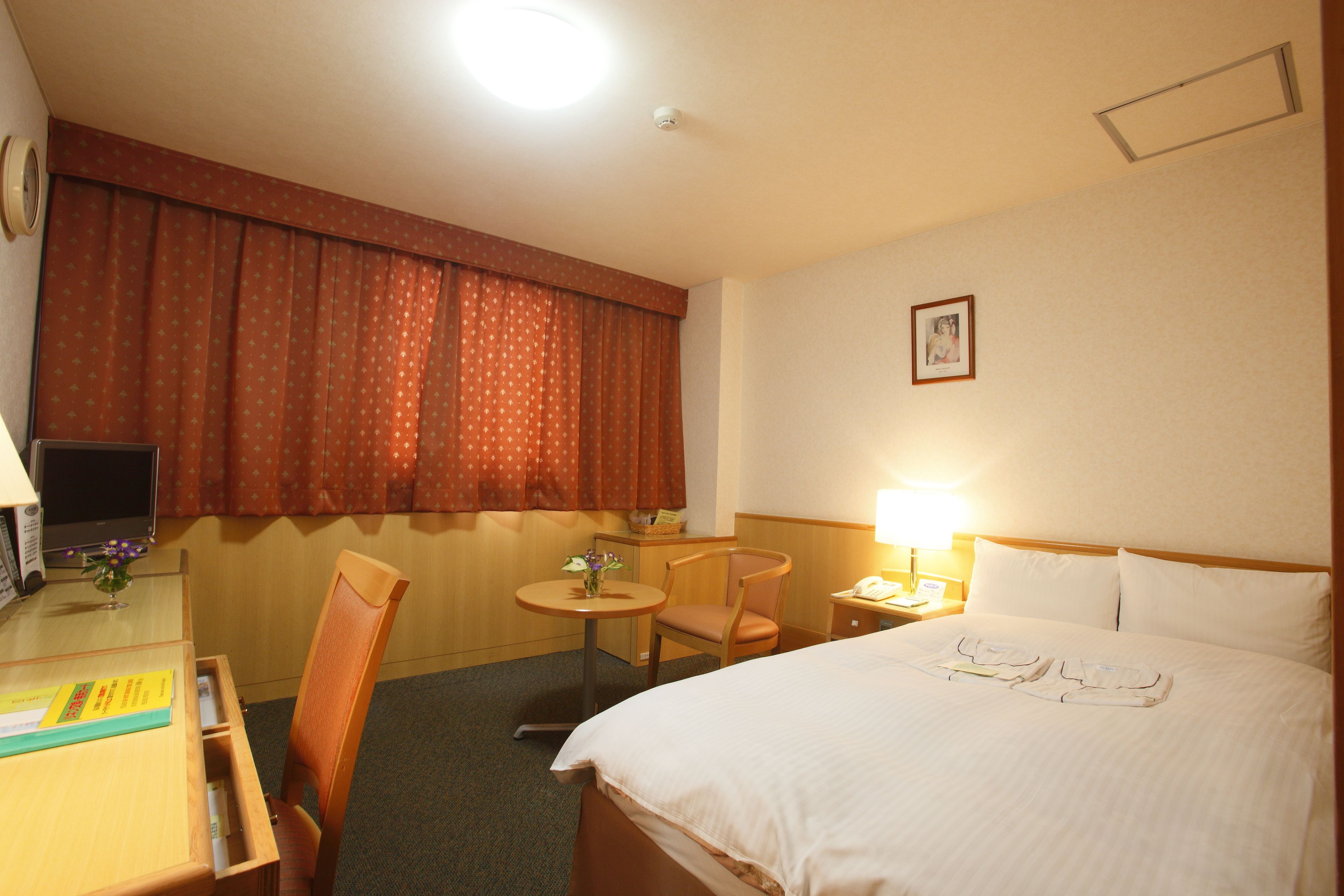 double room, smoking | in-room safe, desk, free wifi