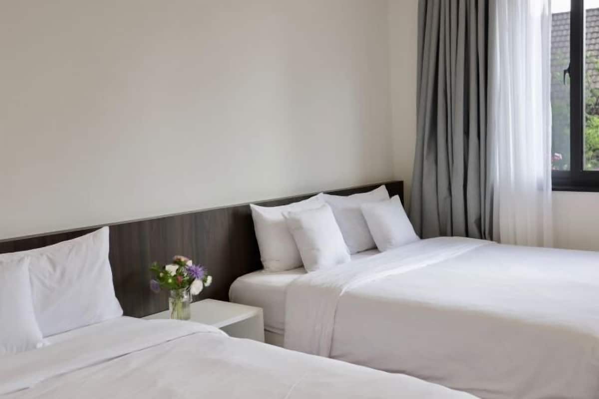 Escritorio, cortinas opacas, wifi gratis