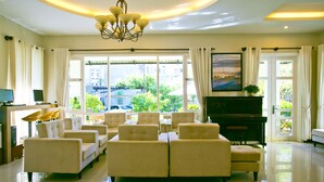 Lobby sitting area - Hoang Loc Villa (Da Lat)