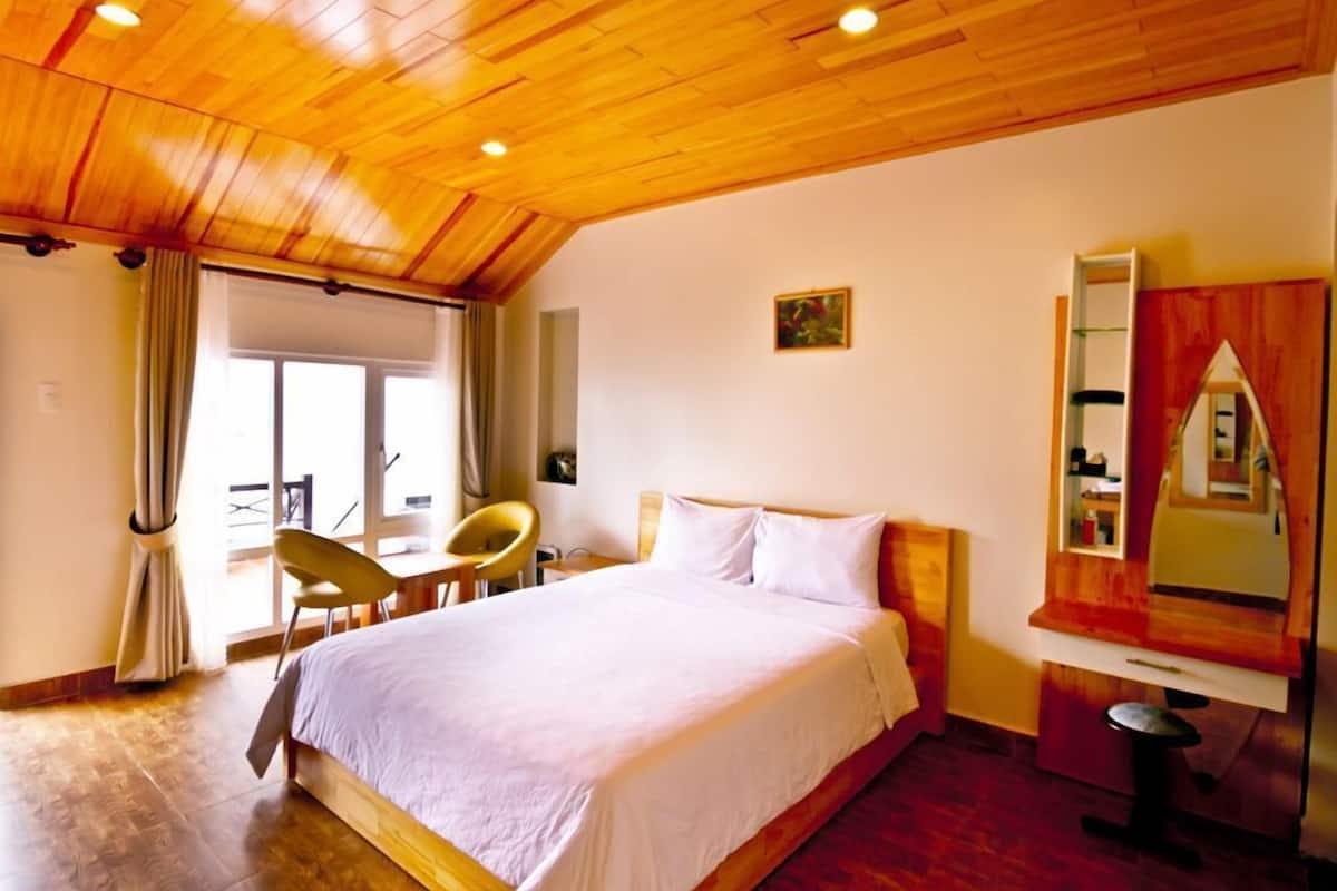 Quarto casal superior | Escrivaninha, cortinas blackout, Wi-Fi de cortesia