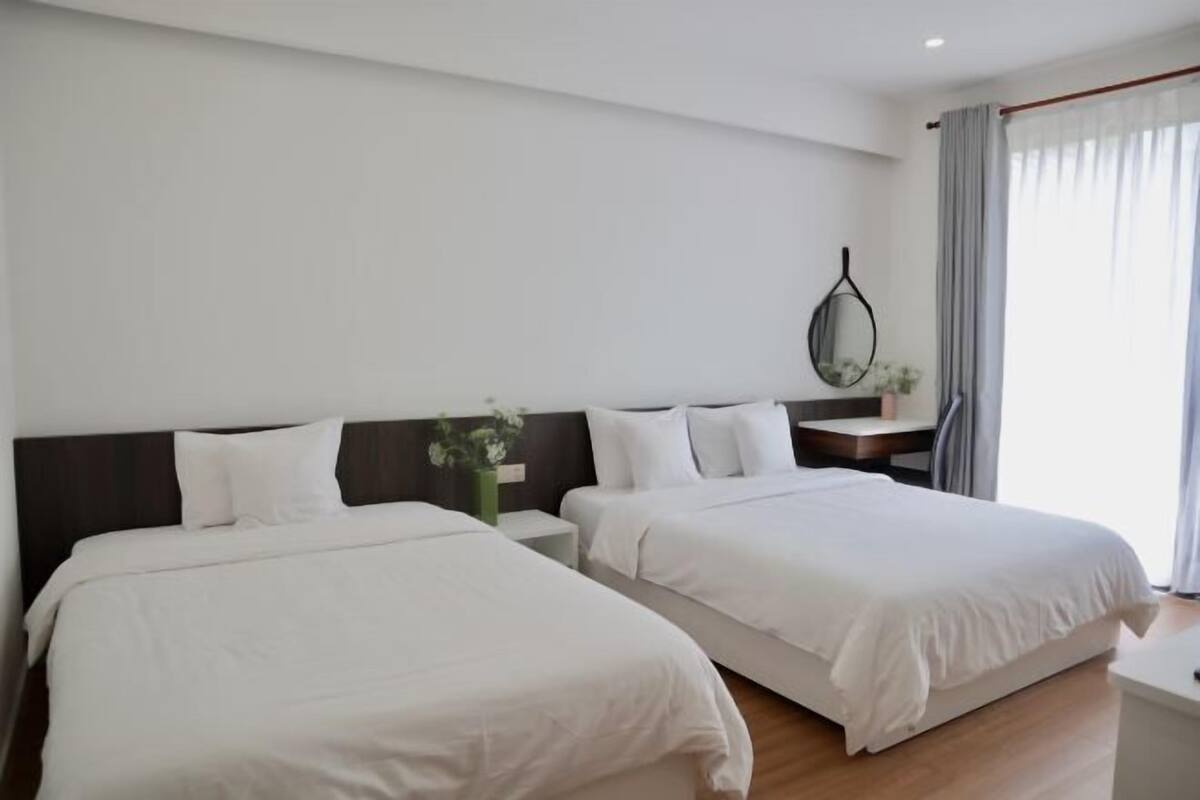 Meja, langsir/tirai gelap terus, Wi-fi percuma