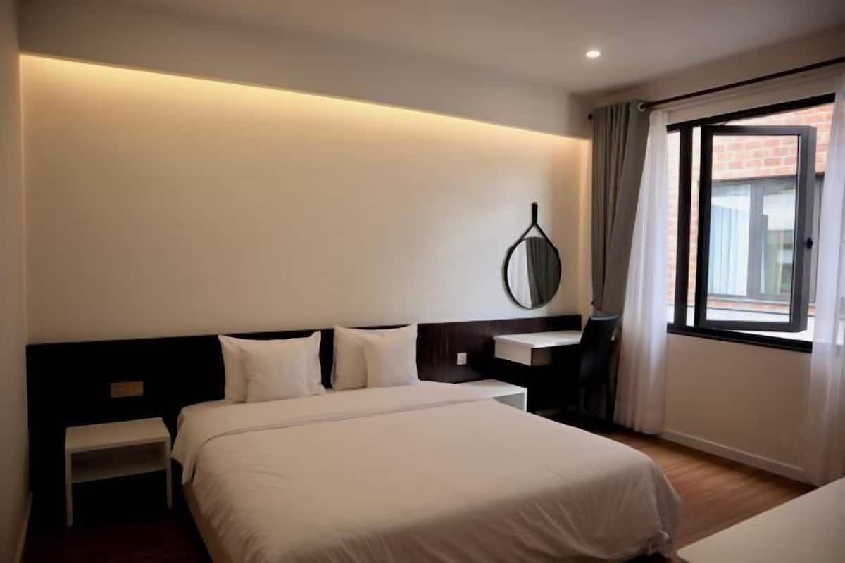 Escritorio, cortinas opacas, wifi gratis