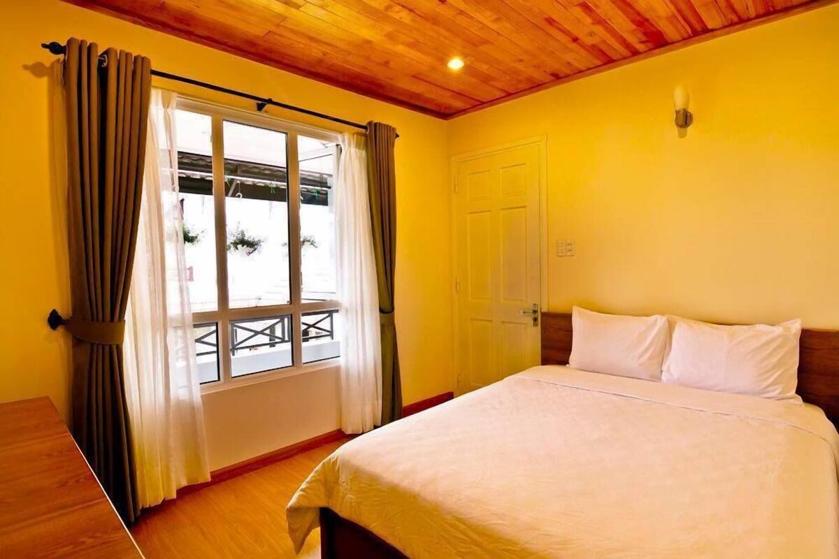Quarto casal econômico | Escrivaninha, cortinas blackout, Wi-Fi de cortesia