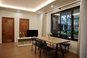 Schreibtisch, Verdunkelungsvorhänge, kostenloses WLAN