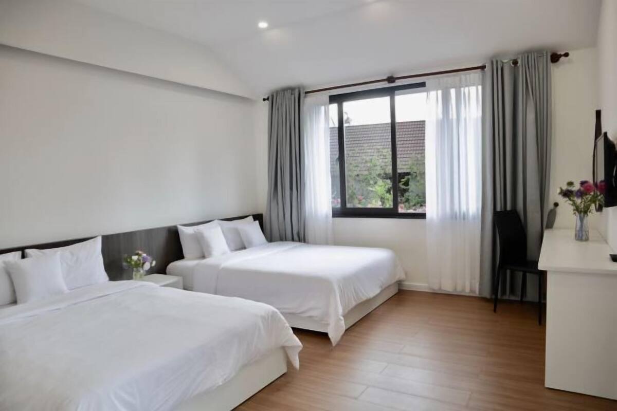 Meja, langsir/tirai gelap terus, Wi-fi percuma