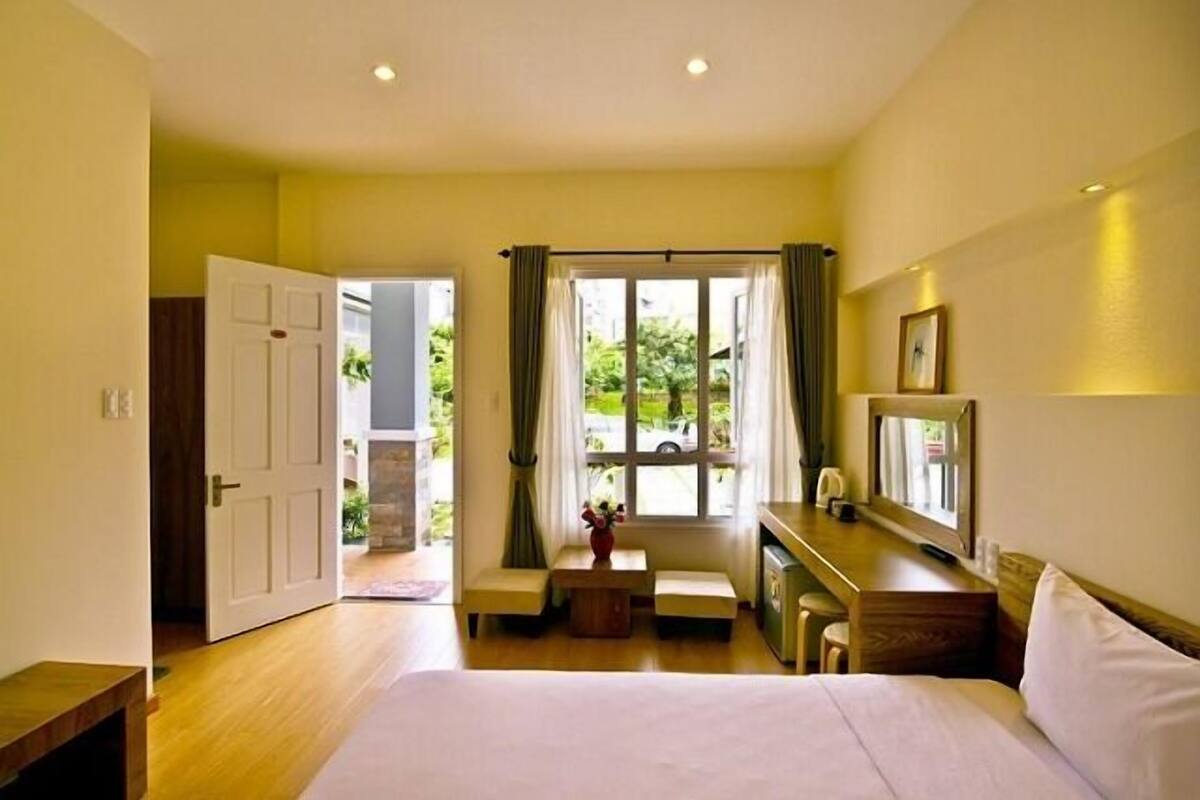Quarto casal luxo | Escrivaninha, cortinas blackout, Wi-Fi de cortesia
