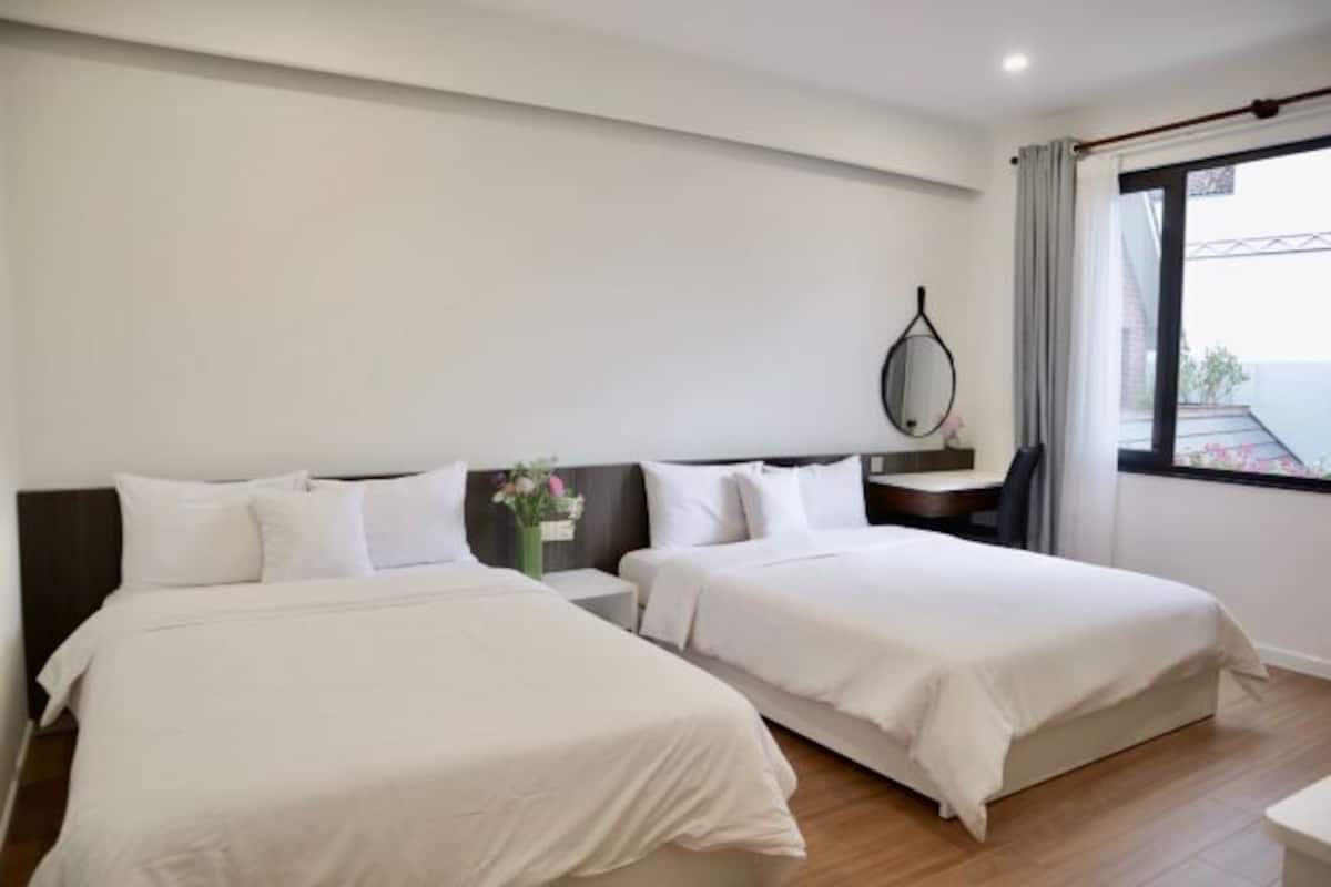 Skrivebord, blendingsgardiner og wi-fi (inkludert)