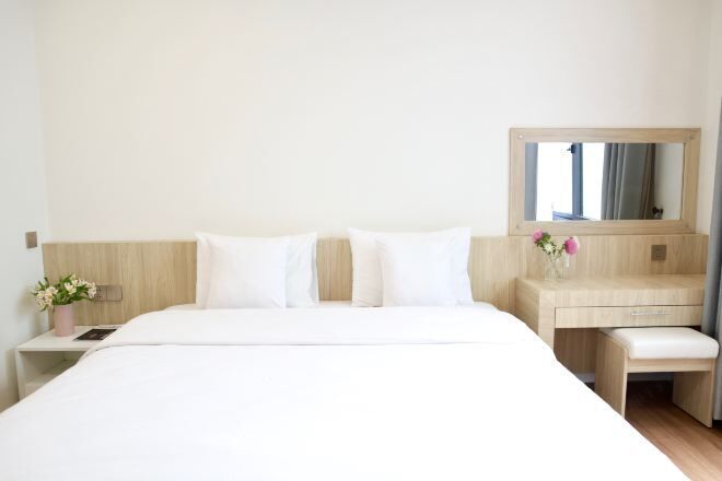 Escritorio, cortinas opacas, wifi gratis