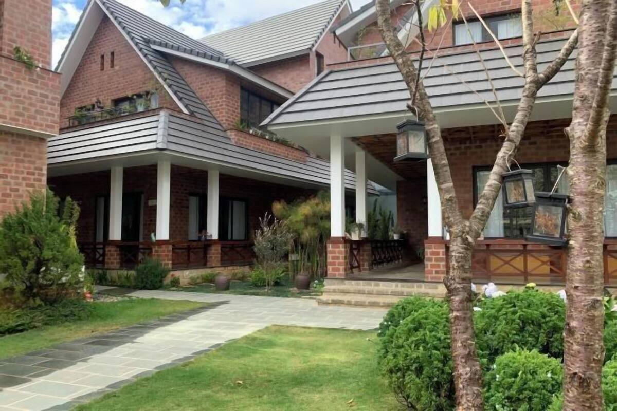 Skrivebord, blendingsgardiner og wi-fi (inkludert)