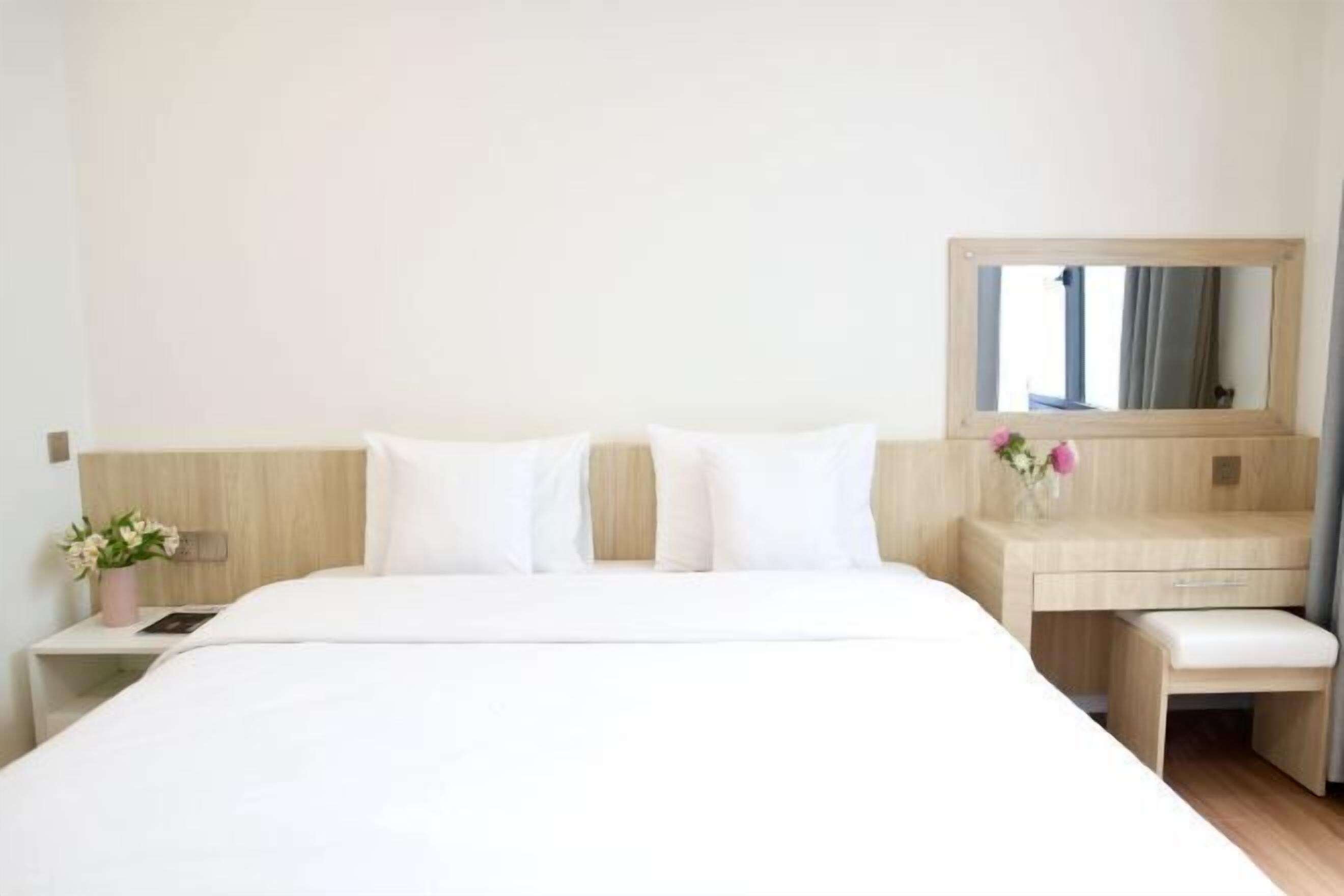 Escritorio, cortinas blackout y wifi gratis 