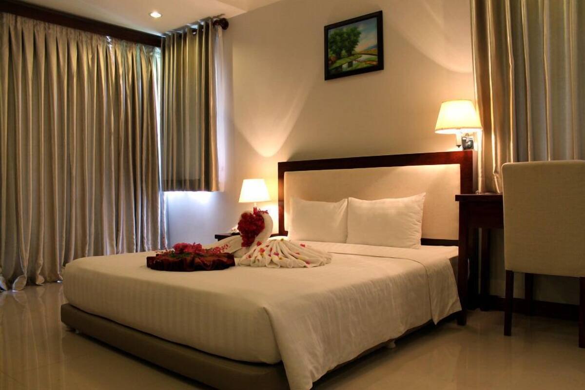 Bộ đồ giường cao cấp, minibar, két bảo mật tại phòng