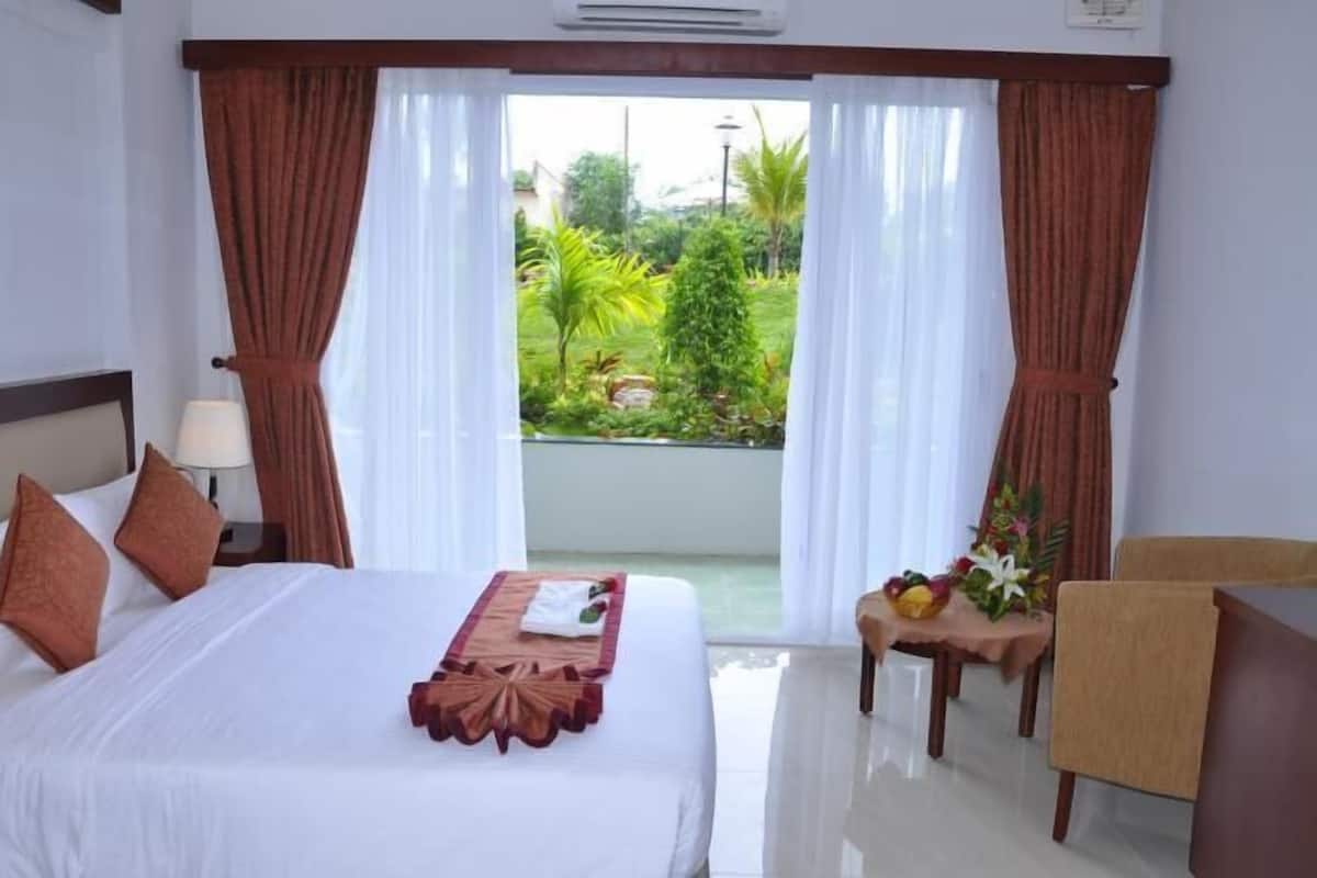 Bộ đồ giường cao cấp, minibar, két bảo mật tại phòng