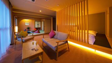 Traditional Room | Down comforters, minibar, desk, laptop workspace