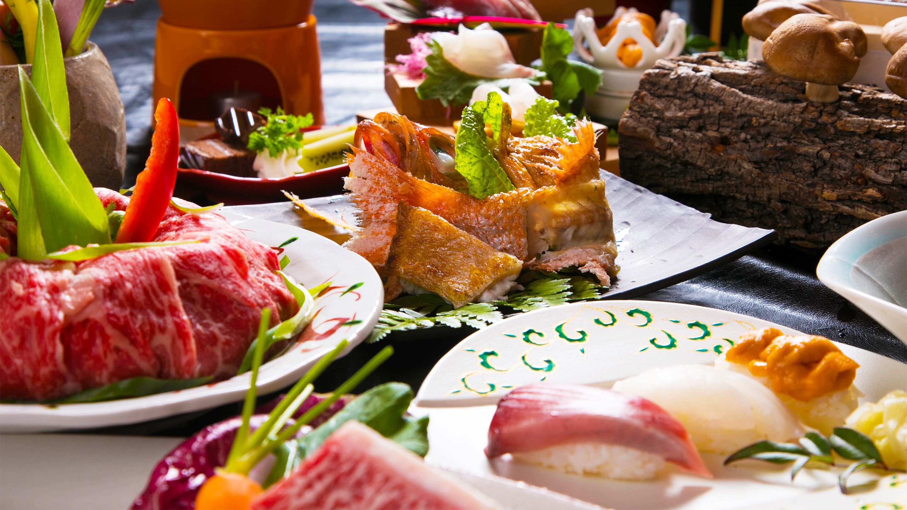 Une variété de plats, notamment des sushis, des sashimis et d’autres fruits de mer, présentés sur une table.
