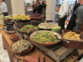 Ein Buffet mit verschiedenen Speisen, darunter Salate, Pasta und Reis.