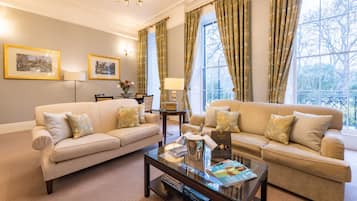 Virginia Woolf Signature Suite | Egyptian cotton sheets, premium bedding, pillowtop beds, in-room safe