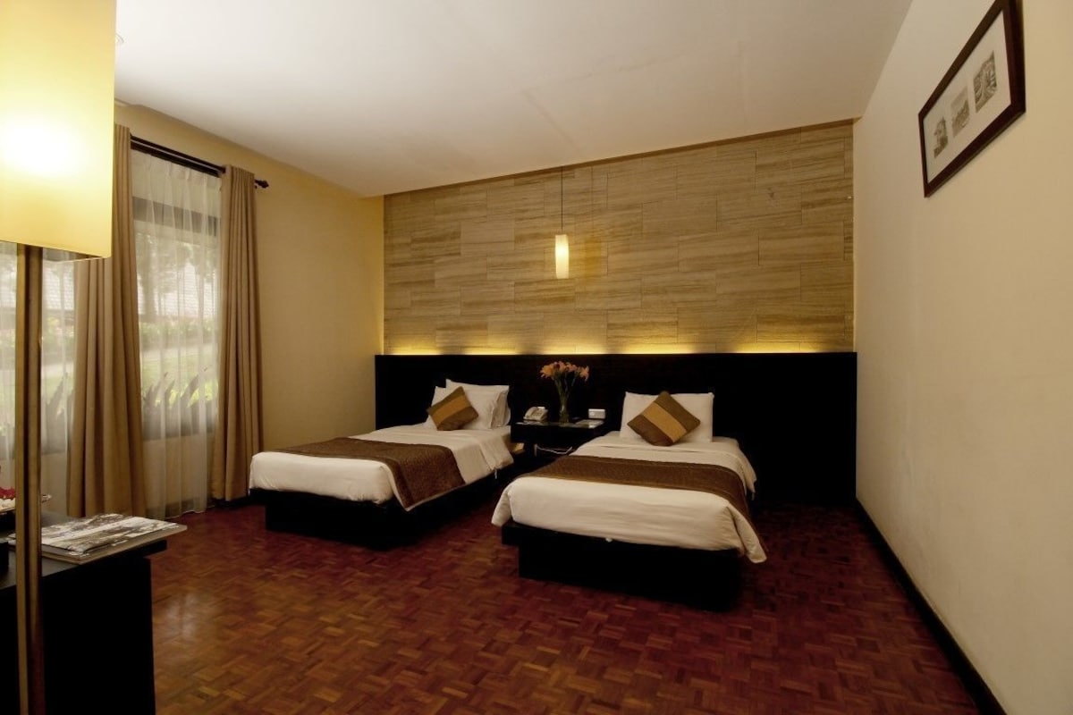 In-room safe, desk, rollaway beds (surcharge)