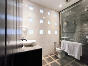 Kamer | Badkamer | Een douche, gratis toiletartikelen, een haardroger, pantoffels