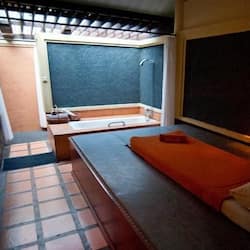 Couples treatment rooms, sauna, body treatments, aromatherapy, facials