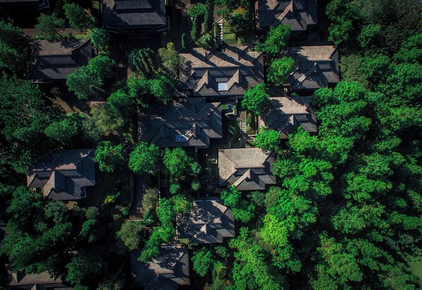 Outdoor pool, open 7 AM to 6 PM, pool loungers - Puteri Gunung Hotel (Lembang)