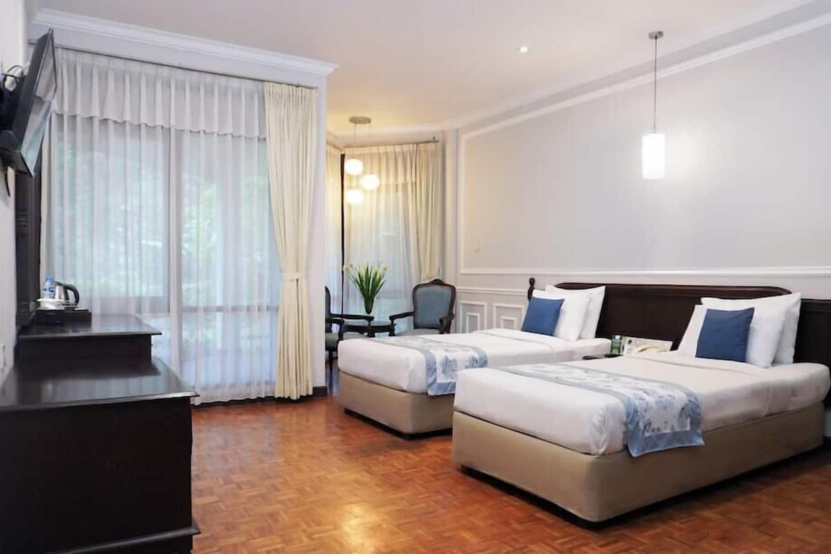 In-room safe, desk, rollaway beds