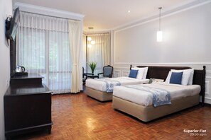 In-room safe, desk, rollaway beds, wheelchair access - Puteri Gunung Hotel (Lembang)