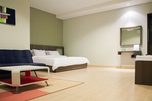 Familiesuite | Skrivebord, strykejern/-brett, wi-fi (inkludert) og rullestolvennlig