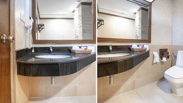 Deluxe Double Room | Bathroom | Bathrobes, towels, soap, shampoo