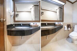 Kamar Double Deluks | Kamar mandi | Jubah mandi, handuk, sabun, dan sampo