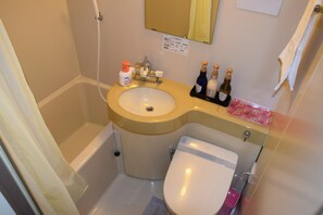 Habitación tradicional (Japanese Style, For 4 People) | Baño | Tina con regadera, amenidades de baño gratuitas, secadora de cabello
