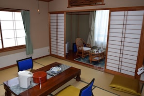 Habitación tradicional (Japanese Style, For 4 People) | Caja de seguridad en la habitación, escritorio y wifi gratis