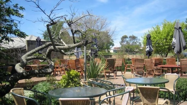 Outdoor dining - Ross Hotel (Ross)