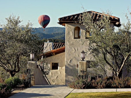 Exterior. The Inn at Croad Vineyards