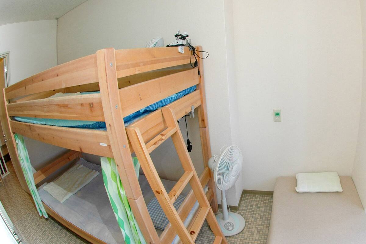 Shared Dormitory, Women only