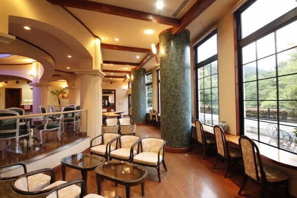 Lobby sitting area - Fukuroda Onsen Omoide Romankan (Daigo)