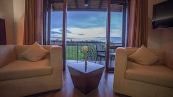 Deluxe Room | Living area | Flat-screen TV