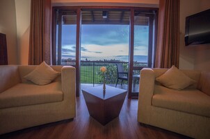 Deluxe Room | Living area | Flat-screen TV