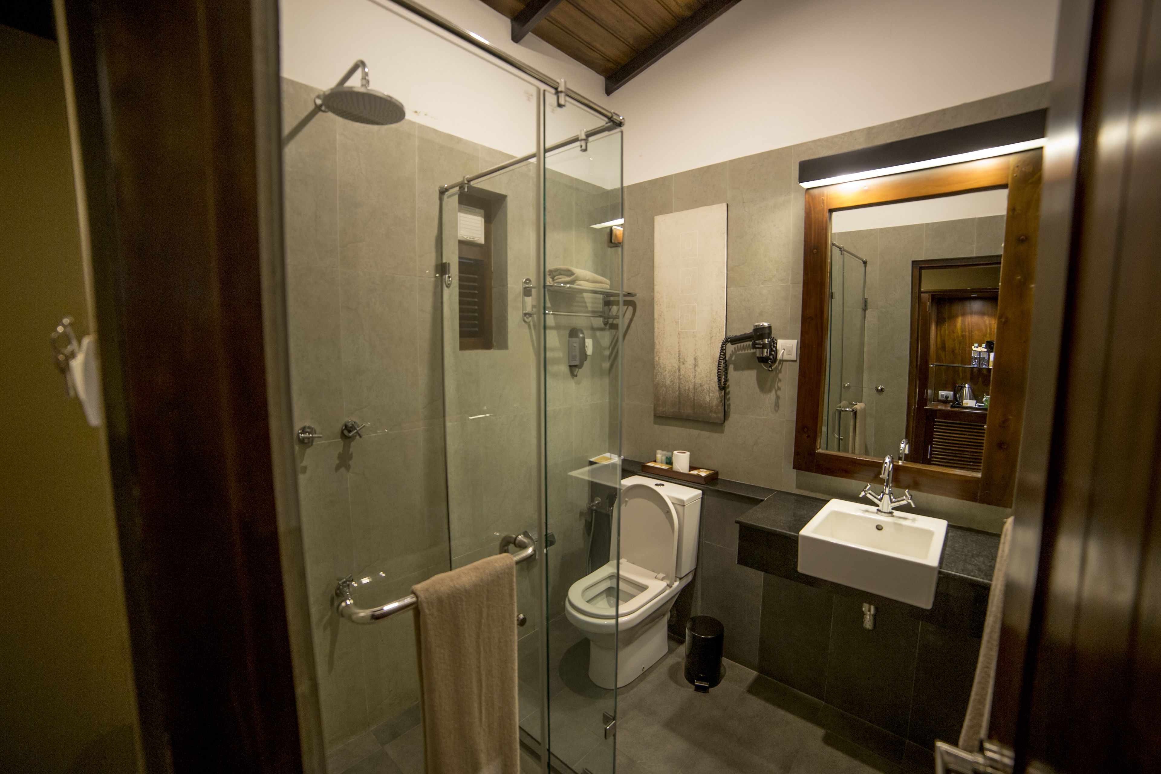 deluxe room | bathroom | combined shower/bathtub, free toiletries, hair dryer, bathrobes
